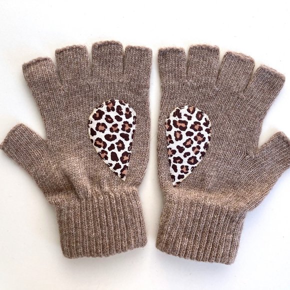 Handmade Womens Kids Knit Beige Fingerless LEOPARD PRINT HEART GLOVES - Picture 2 of 6
